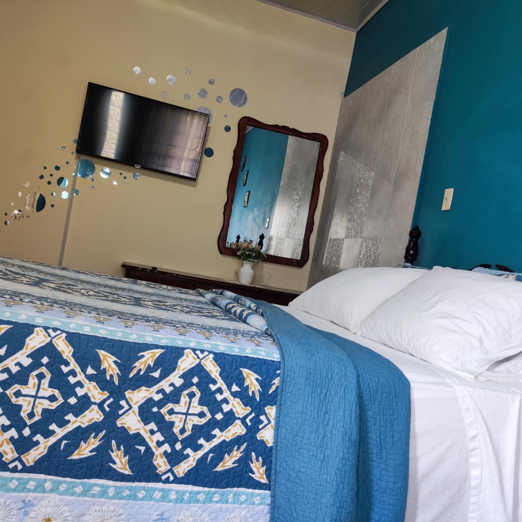 Gables Vacation Rentals With Private Gated Parking Onsite Knockpatrick Bagian luar foto